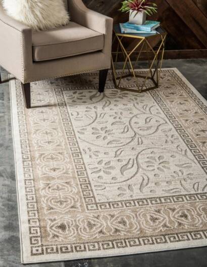 Traditional area rug in neutral colors in a iving area